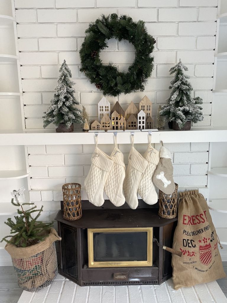 Beautiful Minimalist Christmas Mantel Decor